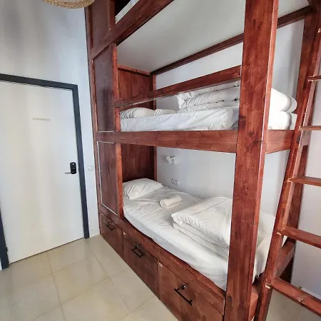 Compass House Hostal *