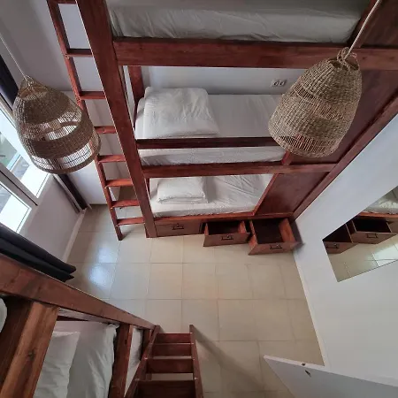 Compass House Хостел