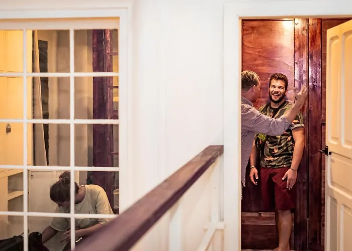 Hostal Compass House *