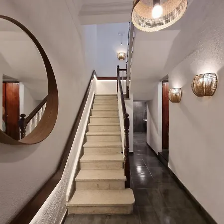 بيت شباب Compass House