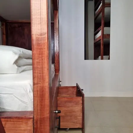 بيت شباب Compass House