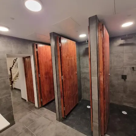 بيت شباب Compass House